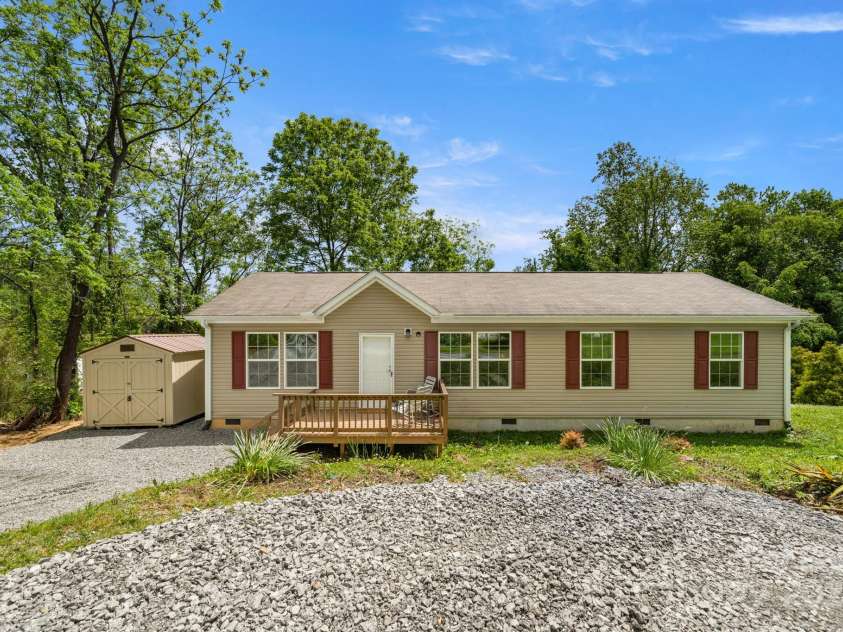 138 South Carolina Avenue, Hendersonville, NC 28739.  MLS# CAR4262799, YatesRealty ID 14961. 