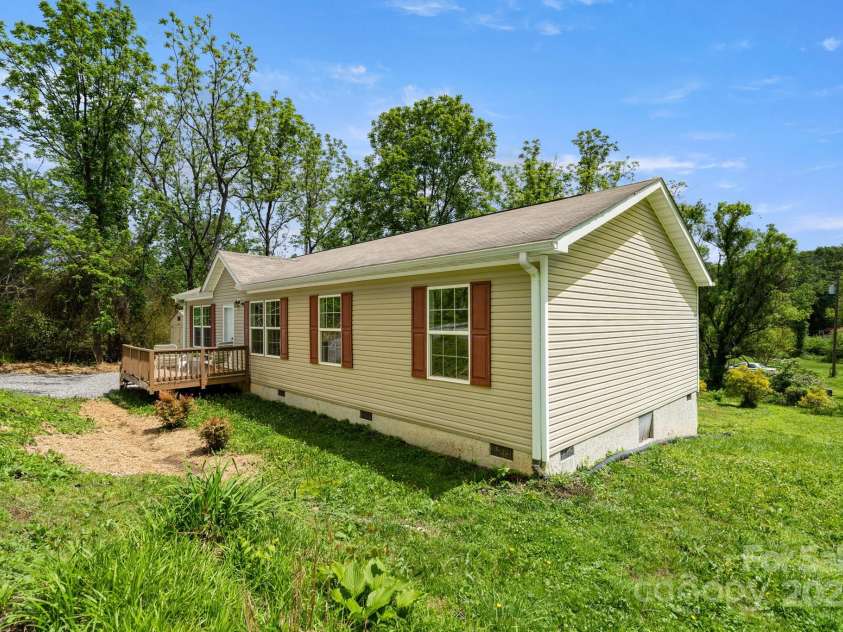 138 South Carolina Avenue, Hendersonville, NC 28739.  MLS# CAR4262799, YatesRealty ID 14961. 