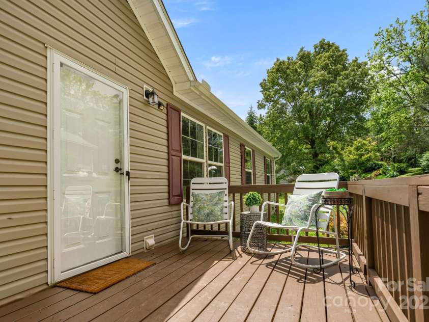 138 South Carolina Avenue, Hendersonville, NC 28739.  MLS# CAR4262799, YatesRealty ID 14961. 