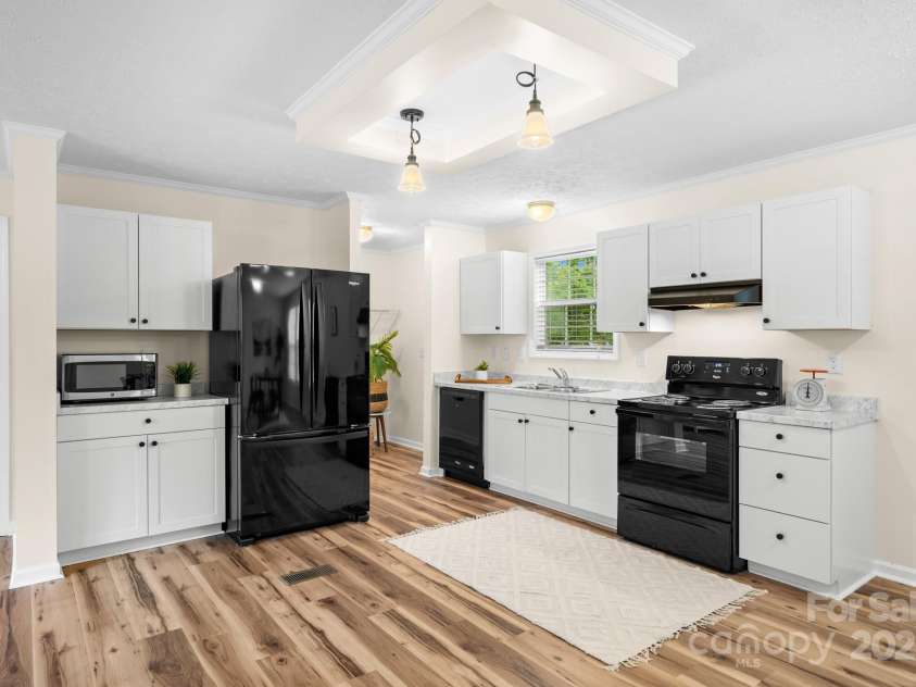 138 South Carolina Avenue, Hendersonville, NC 28739.  MLS# CAR4262799, YatesRealty ID 14961. 