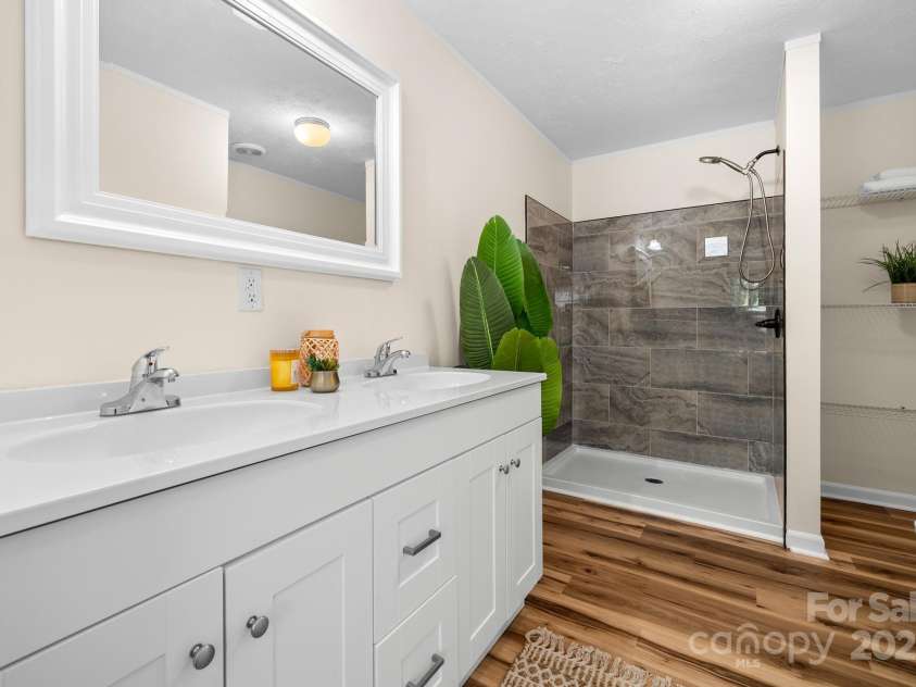 138 South Carolina Avenue, Hendersonville, NC 28739.  MLS# CAR4262799, YatesRealty ID 14961. 