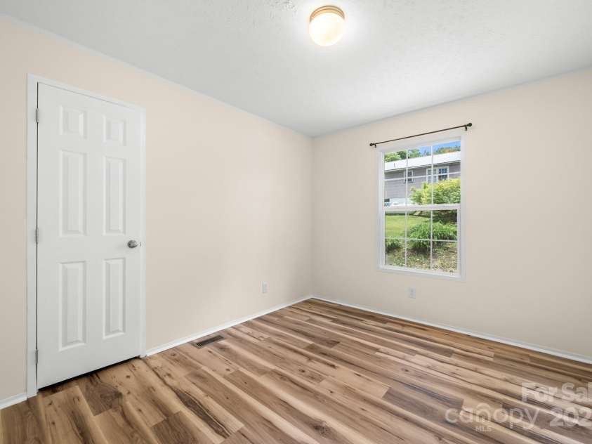 138 South Carolina Avenue, Hendersonville, NC 28739.  MLS# CAR4262799, YatesRealty ID 14961. 