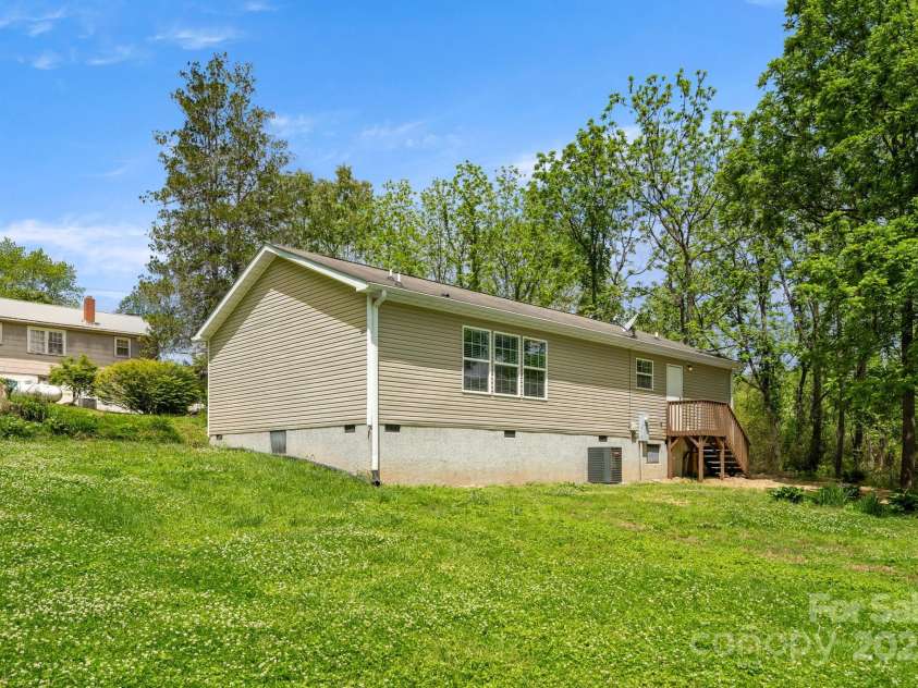 138 South Carolina Avenue, Hendersonville, NC 28739.  MLS# CAR4262799, YatesRealty ID 14961. 