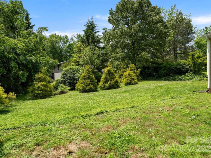 138 South Carolina Avenue, Hendersonville, NC 28739.  MLS# CAR4262799, YatesRealty ID 14961. 