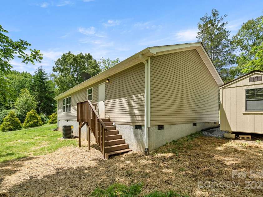 138 South Carolina Avenue, Hendersonville, NC 28739.  MLS# CAR4262799, YatesRealty ID 14961. 