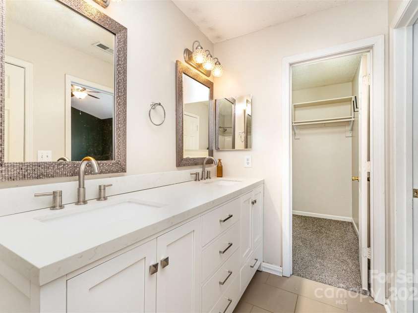 1720 Forest Side Lane, Charlotte, NC 28213.  MLS# CAR4248667, YatesRealty ID 14962. 