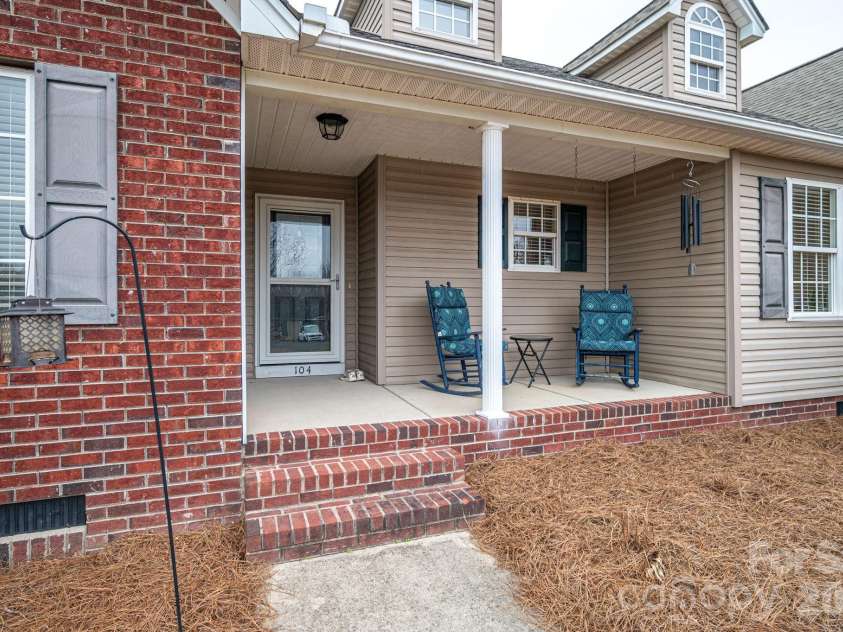 104 Lakewood Drive, Kings Mountain, NC 28086.  MLS# CAR4338504, YatesRealty ID 14964. Front Porch