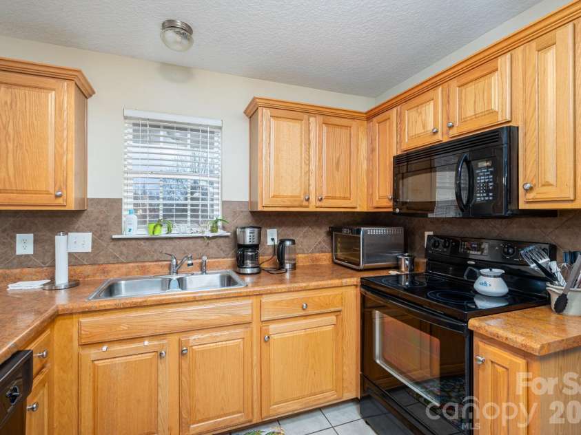 104 Lakewood Drive, Kings Mountain, NC 28086.  MLS# CAR4338504, YatesRealty ID 14964. Kitchen
