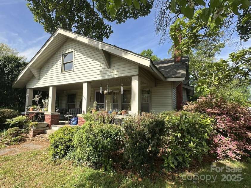 330 33rd Street, Hickory, NC 28602.  MLS# CAR4251603, YatesRealty ID 14964. 