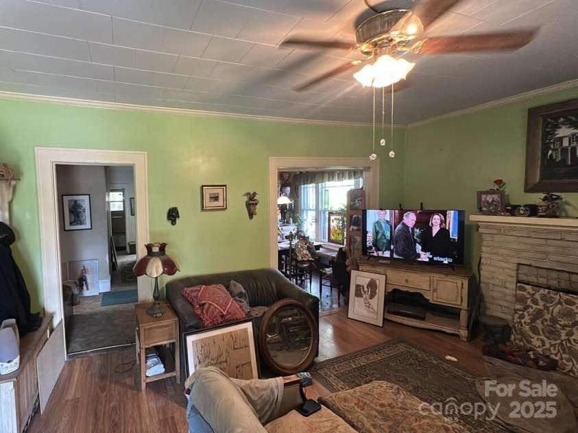 330 33rd Street, Hickory, NC 28602.  MLS# CAR4251603, YatesRealty ID 14964. 