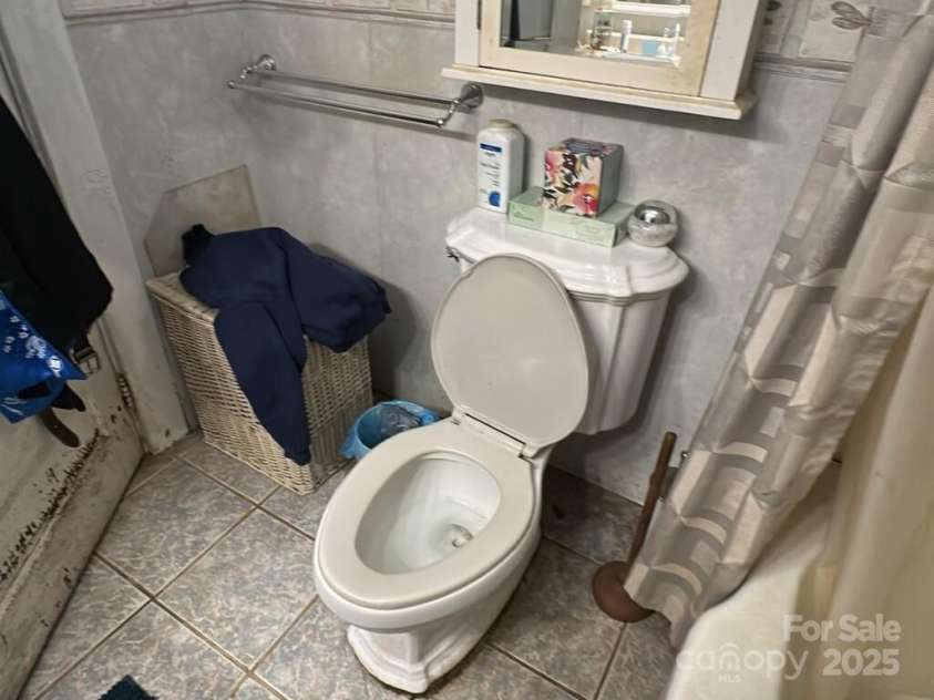 330 33rd Street, Hickory, NC 28602.  MLS# CAR4251603, YatesRealty ID 14964. 