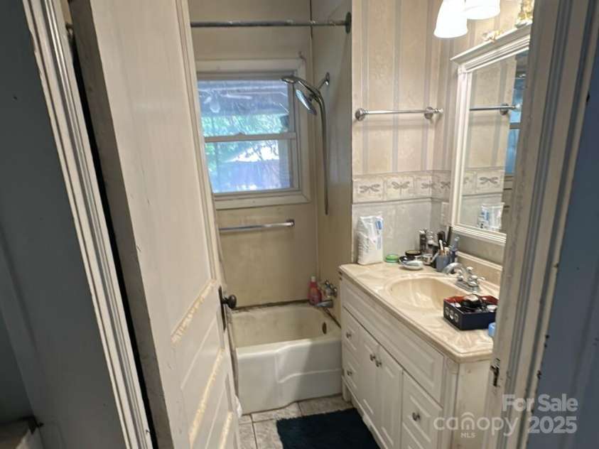 330 33rd Street, Hickory, NC 28602.  MLS# CAR4251603, YatesRealty ID 14964. 