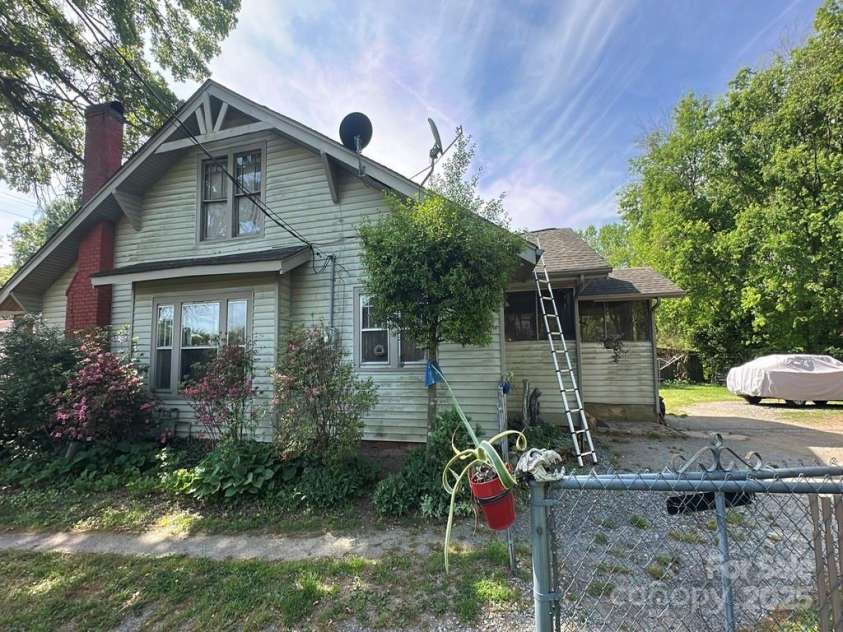 330 33rd Street, Hickory, NC 28602.  MLS# CAR4251603, YatesRealty ID 14964. 