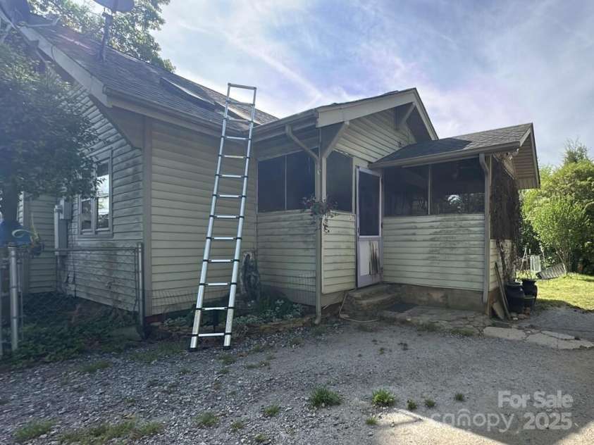 330 33rd Street, Hickory, NC 28602.  MLS# CAR4251603, YatesRealty ID 14964. 