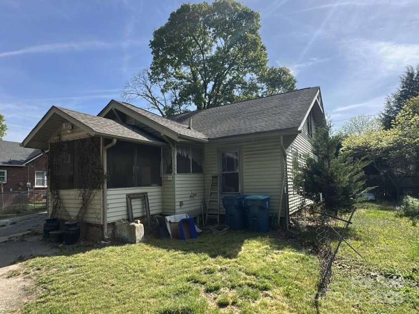 330 33rd Street, Hickory, NC 28602.  MLS# CAR4251603, YatesRealty ID 14964. 