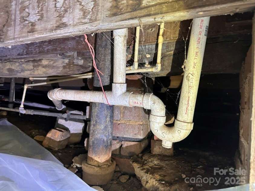 330 33rd Street, Hickory, NC 28602.  MLS# CAR4251603, YatesRealty ID 14964. 