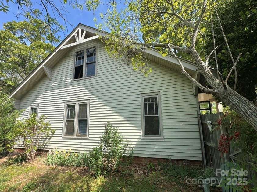 330 33rd Street, Hickory, NC 28602.  MLS# CAR4251603, YatesRealty ID 14964. 