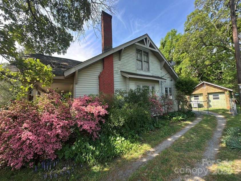330 33rd Street, Hickory, NC 28602.  MLS# CAR4251603, YatesRealty ID 14964. 
