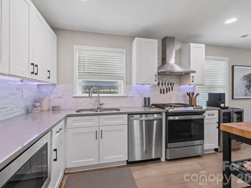 3910 Sulkirk Road, Charlotte, NC 28210.  MLS# CAR4367960, YatesRealty ID 14965. 