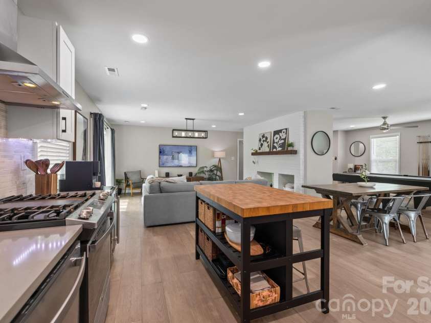 3910 Sulkirk Road, Charlotte, NC 28210.  MLS# CAR4367960, YatesRealty ID 14965. 