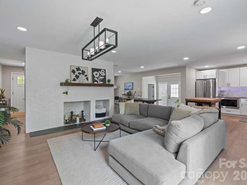 3910 Sulkirk Road, Charlotte, NC 28210.  MLS# CAR4367960, YatesRealty ID 14965. 