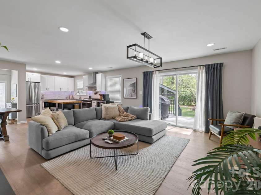 3910 Sulkirk Road, Charlotte, NC 28210.  MLS# CAR4367960, YatesRealty ID 14965. 