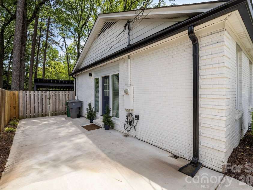 3910 Sulkirk Road, Charlotte, NC 28210.  MLS# CAR4367960, YatesRealty ID 14965. 