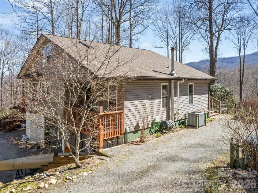 401 Tipstill Cove, Waynesville, NC 28786.  MLS# CAR4355703, YatesRealty ID 14966. Main Level Driveway Access