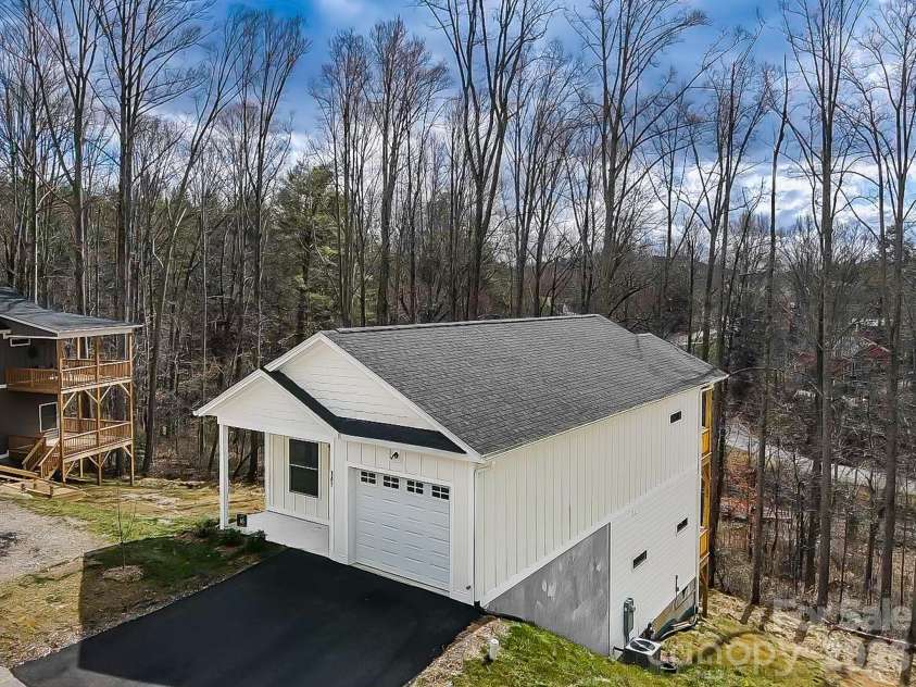 147 Northbend Drive, Asheville, NC 28804.  MLS# CAR4353715, YatesRealty ID 14968. 