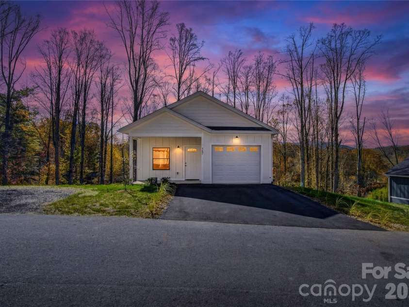 147 Northbend Drive, Asheville, NC 28804.  MLS# CAR4353715, YatesRealty ID 14968. Virtually Enhanced