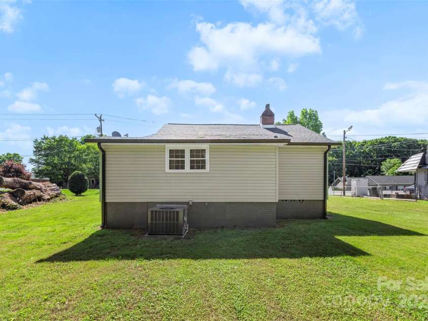 2009 Auten Road, Gastonia, NC 28054.  MLS# CAR4263538, YatesRealty ID 14970. 