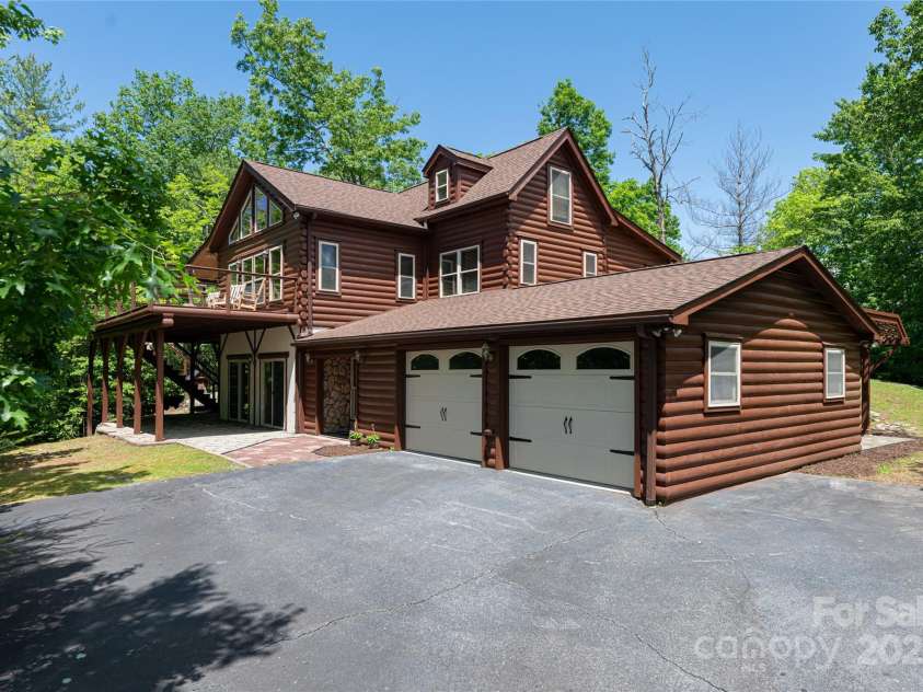 2117 Deep Woods Drive, Hendersonville, NC 28739.  MLS# CAR4232615, YatesRealty ID 14973. 