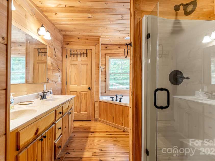 2117 Deep Woods Drive, Hendersonville, NC 28739.  MLS# CAR4232615, YatesRealty ID 14973. 