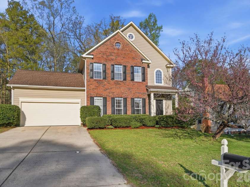 8721 Woodcock Lane, Charlotte, NC 28216.  MLS# CAR4363053, YatesRealty ID 14973. 