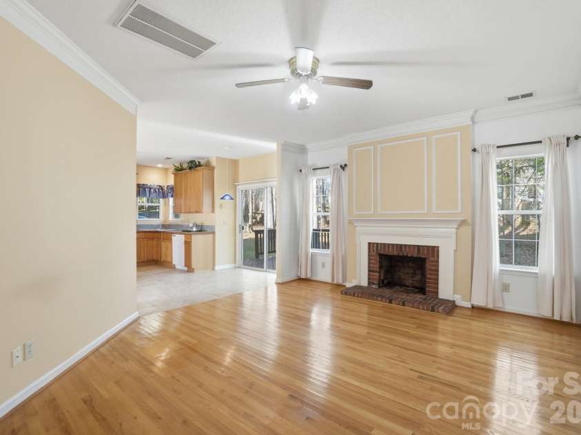 8721 Woodcock Lane, Charlotte, NC 28216.  MLS# CAR4363053, YatesRealty ID 14973. 