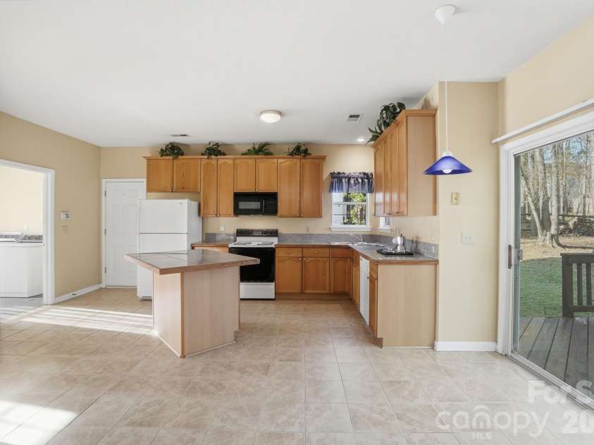 8721 Woodcock Lane, Charlotte, NC 28216.  MLS# CAR4363053, YatesRealty ID 14973. 