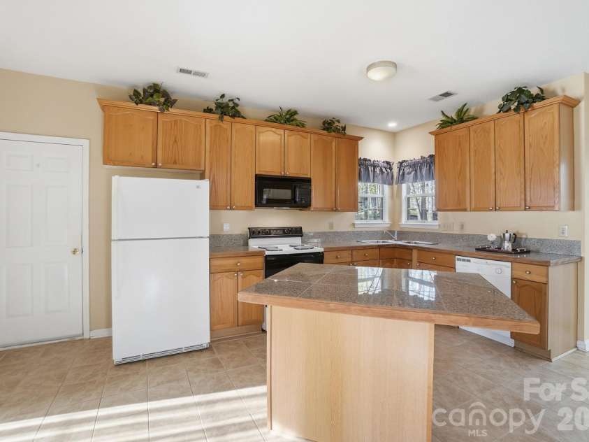 8721 Woodcock Lane, Charlotte, NC 28216.  MLS# CAR4363053, YatesRealty ID 14973. 