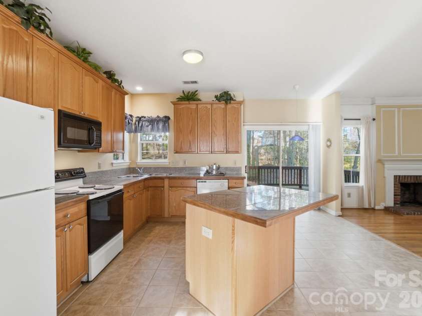 8721 Woodcock Lane, Charlotte, NC 28216.  MLS# CAR4363053, YatesRealty ID 14973. 