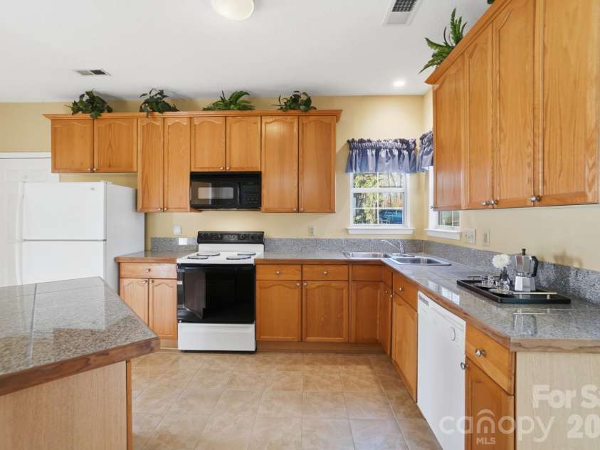 8721 Woodcock Lane, Charlotte, NC 28216.  MLS# CAR4363053, YatesRealty ID 14973. 