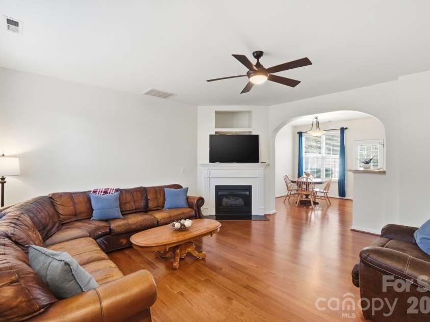 8422 Chaceview Court, Charlotte, NC 28269.  MLS# CAR4357577, YatesRealty ID 14974. 