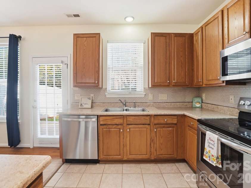 8422 Chaceview Court, Charlotte, NC 28269.  MLS# CAR4357577, YatesRealty ID 14974. 