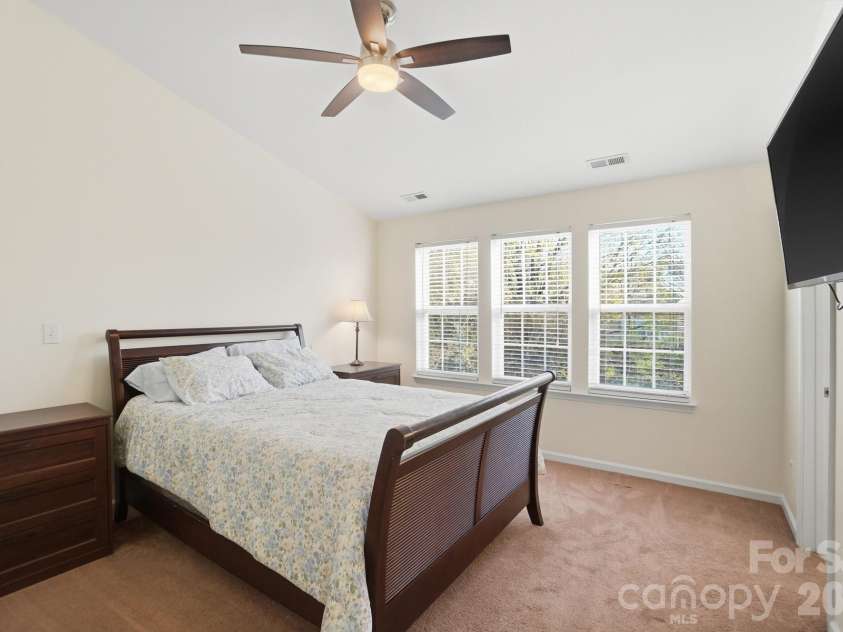 8422 Chaceview Court, Charlotte, NC 28269.  MLS# CAR4357577, YatesRealty ID 14974. 