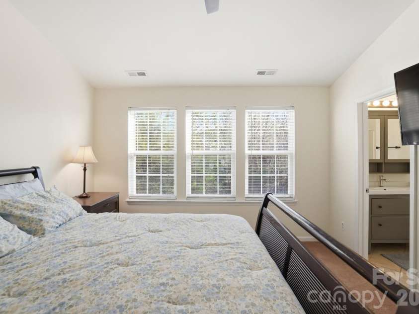 8422 Chaceview Court, Charlotte, NC 28269.  MLS# CAR4357577, YatesRealty ID 14974. 