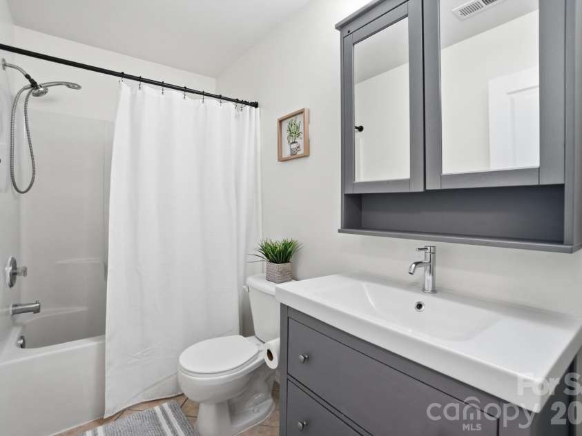 8422 Chaceview Court, Charlotte, NC 28269.  MLS# CAR4357577, YatesRealty ID 14974. 