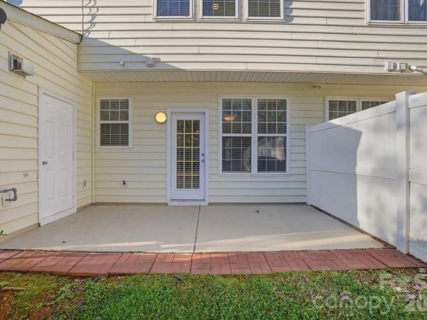 8422 Chaceview Court, Charlotte, NC 28269.  MLS# CAR4357577, YatesRealty ID 14974. 
