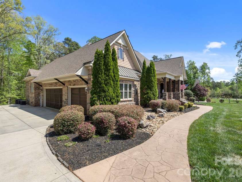 13249 Belle Grove Manor Lane, Matthews, NC 28105.  MLS# CAR4362893, YatesRealty ID 14975. 3 car garage