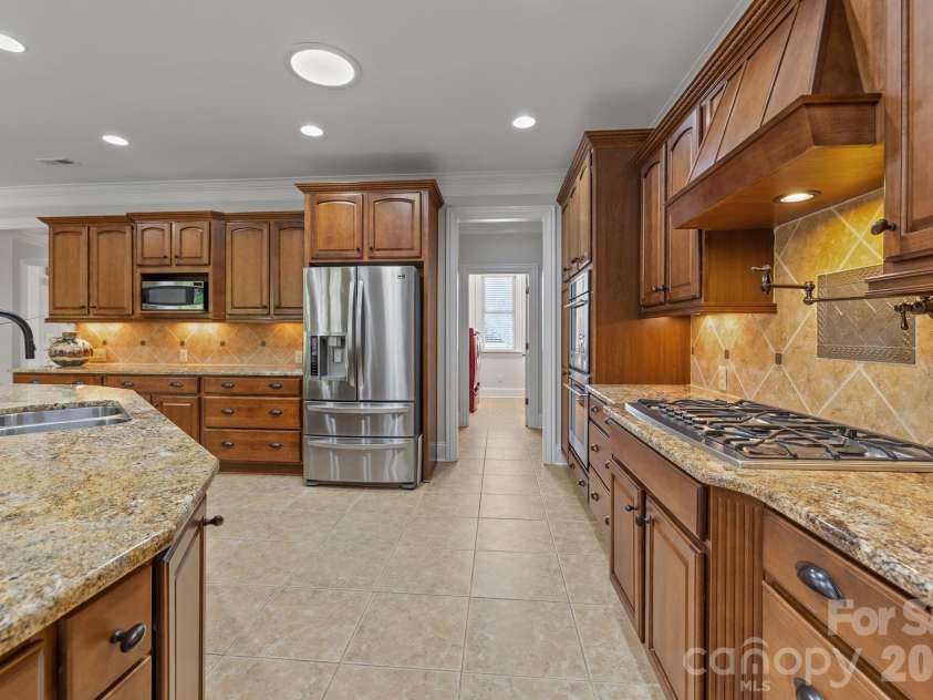 13249 Belle Grove Manor Lane, Matthews, NC 28105.  MLS# CAR4362893, YatesRealty ID 14975. 
