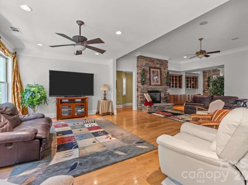 13249 Belle Grove Manor Lane, Matthews, NC 28105.  MLS# CAR4362893, YatesRealty ID 14975. 