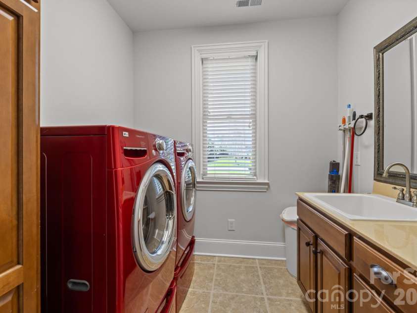 13249 Belle Grove Manor Lane, Matthews, NC 28105.  MLS# CAR4362893, YatesRealty ID 14975. Laundry Room