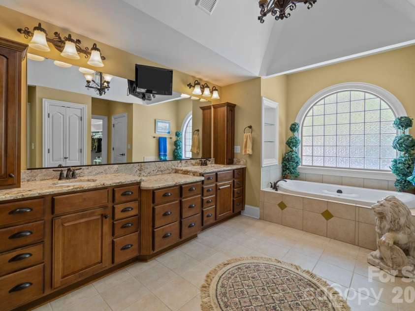 13249 Belle Grove Manor Lane, Matthews, NC 28105.  MLS# CAR4362893, YatesRealty ID 14975. Primary en suite bath